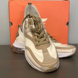 Fabletics Coranado performance sneaker. Color shore wood. size, 10!